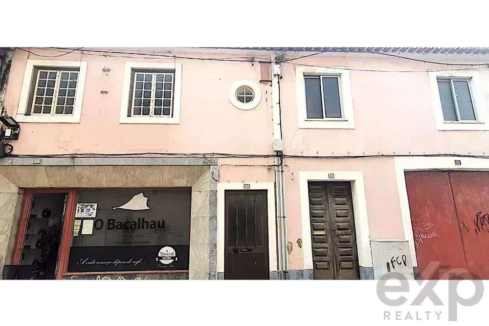 Propriedade com dois apartamentos, espaço comercial, armazem e jardim - Grande imagem: 2/9