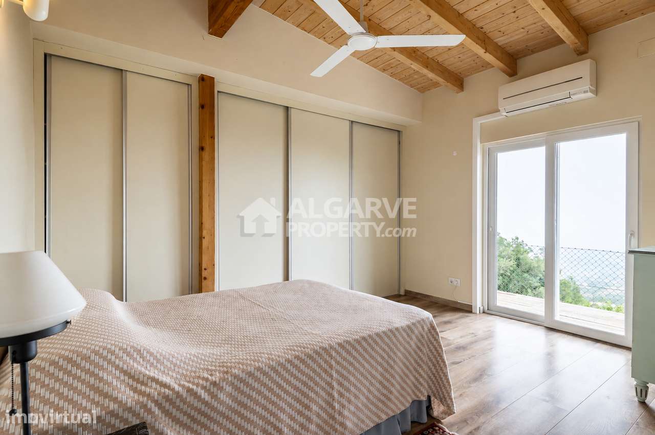 Moradia com Vistas Panorâmicas e Terreno em Estoi-12