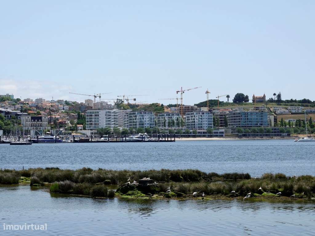 Apartamento T4 com 2 lugares de parqueamento e arrecadação.-43