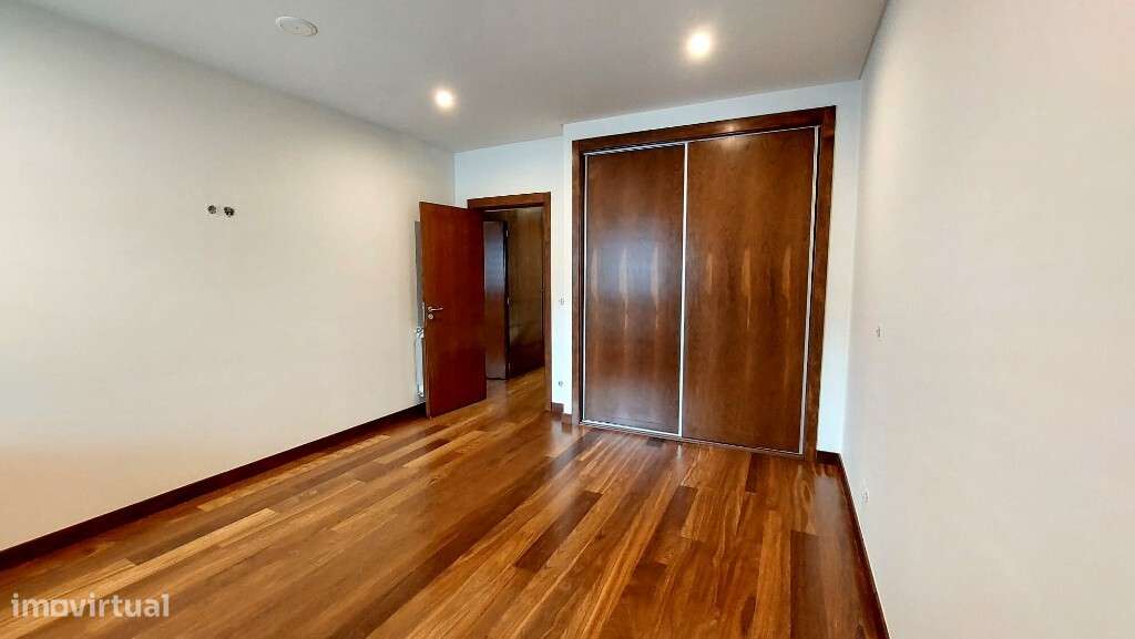 Moradia V4+1 em Banda com Piscina - Dume, Braga-25