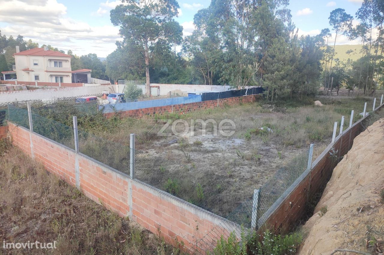 Terreno urbano todo murado para construção em Cruz da Légua