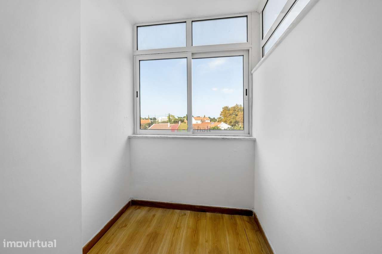 Apartamento T3 Renovado em Santo António da Charneca-16