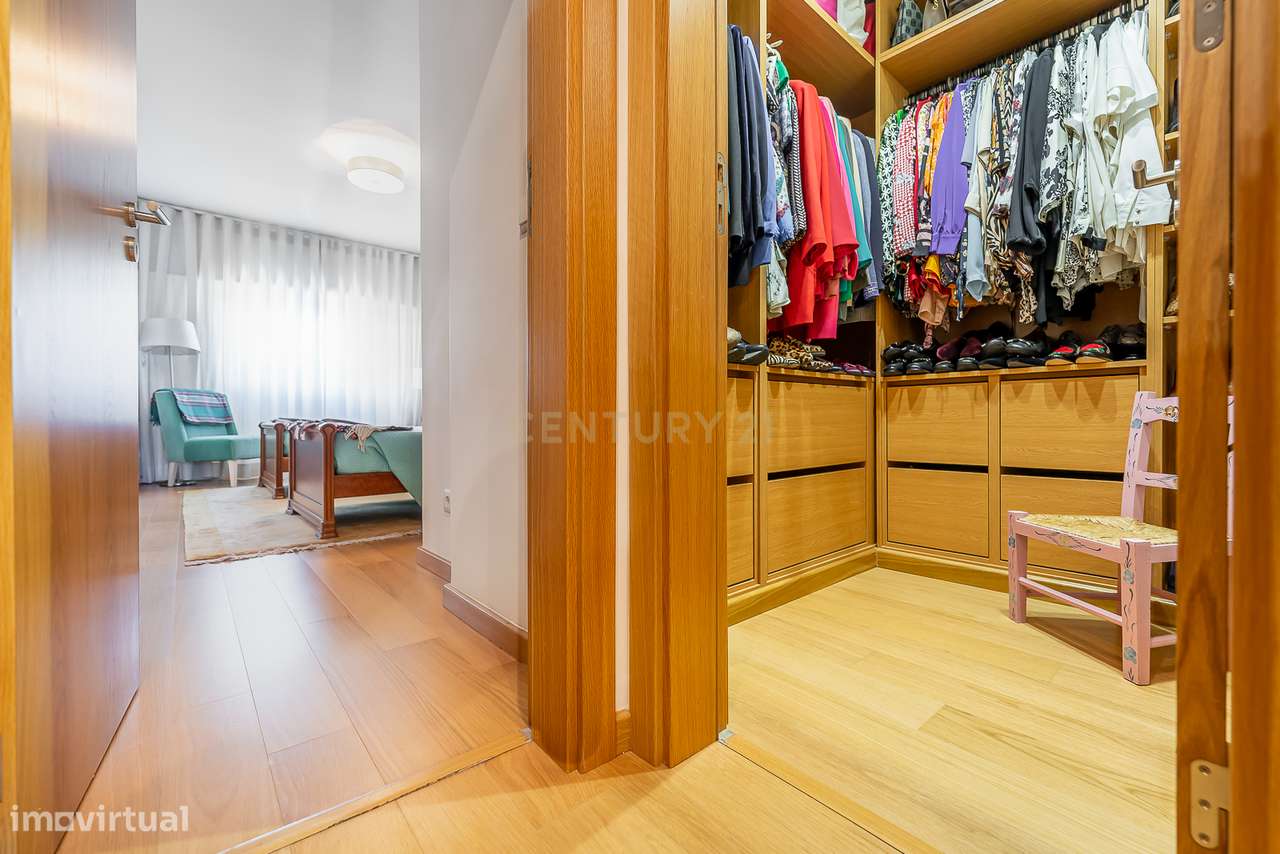 Moradia de Luxo T4 com Piscina e Jardim em Alvalade-31