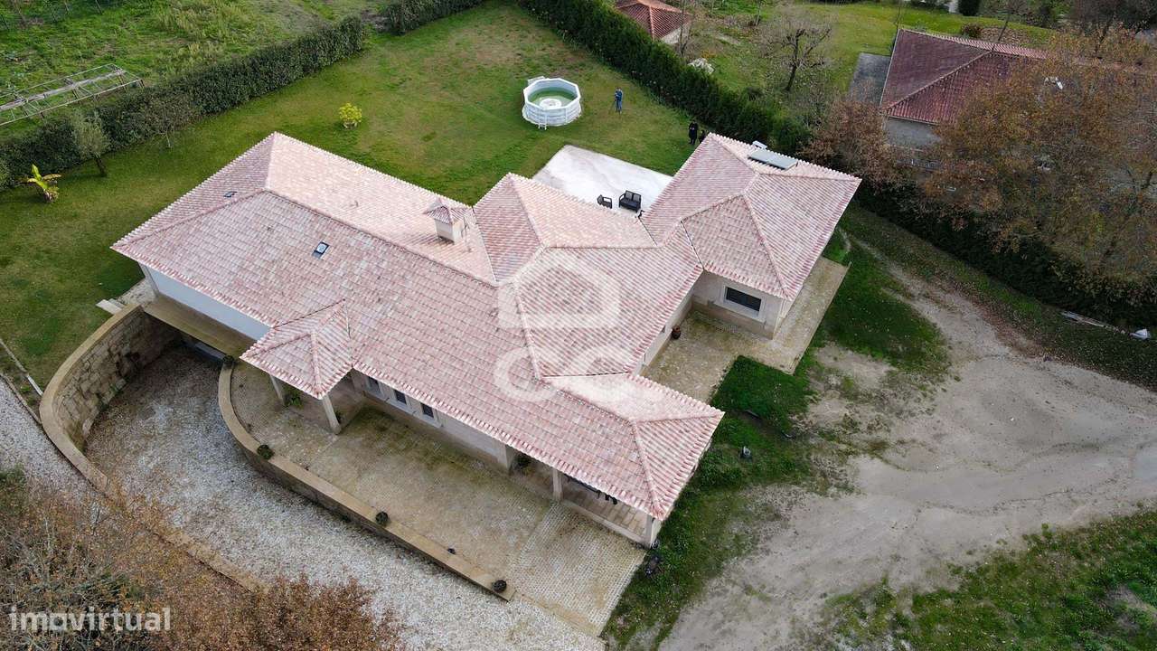 Moradia Térrea de Luxo com Cave | Conforto, Eficiência e Espaço Exteri-41