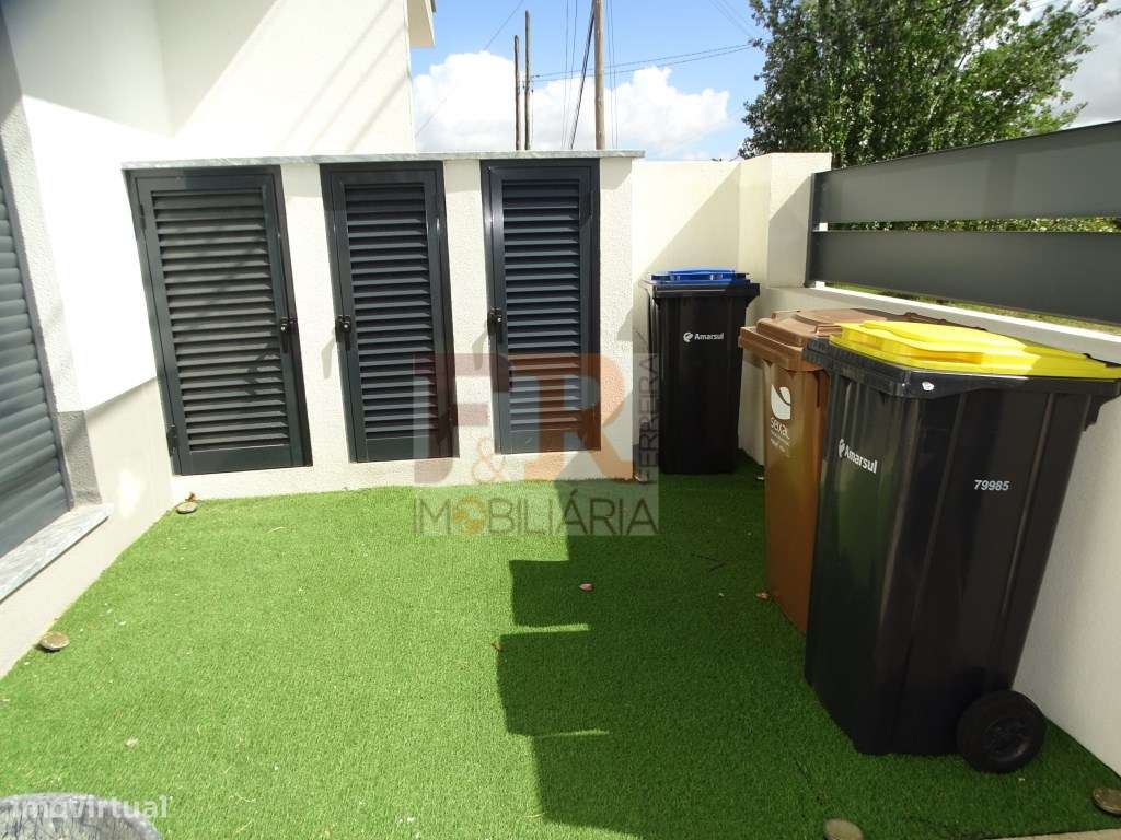 Moradia Geminada Duplex T3 semi-nova com Pérgula , Fernão Ferro
di...-26