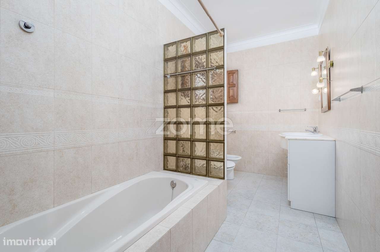 Moradia T4 (espaçosa) em Casais de Mem Martins-33