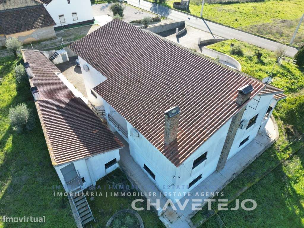 Moradia T4 Espaçosa com Terreno Amplo, Garagem e Anexos - Centro de... - Grande imagem: 4/60