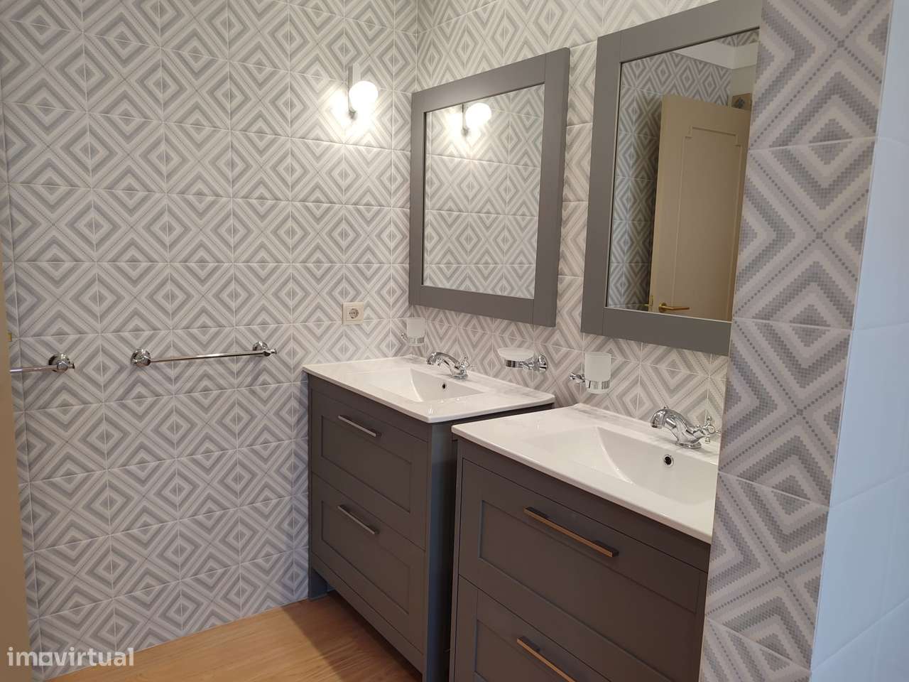 Excelente Moradia  2 frentes + Garagem + Terraço c/ Barbecue + Jardim-19