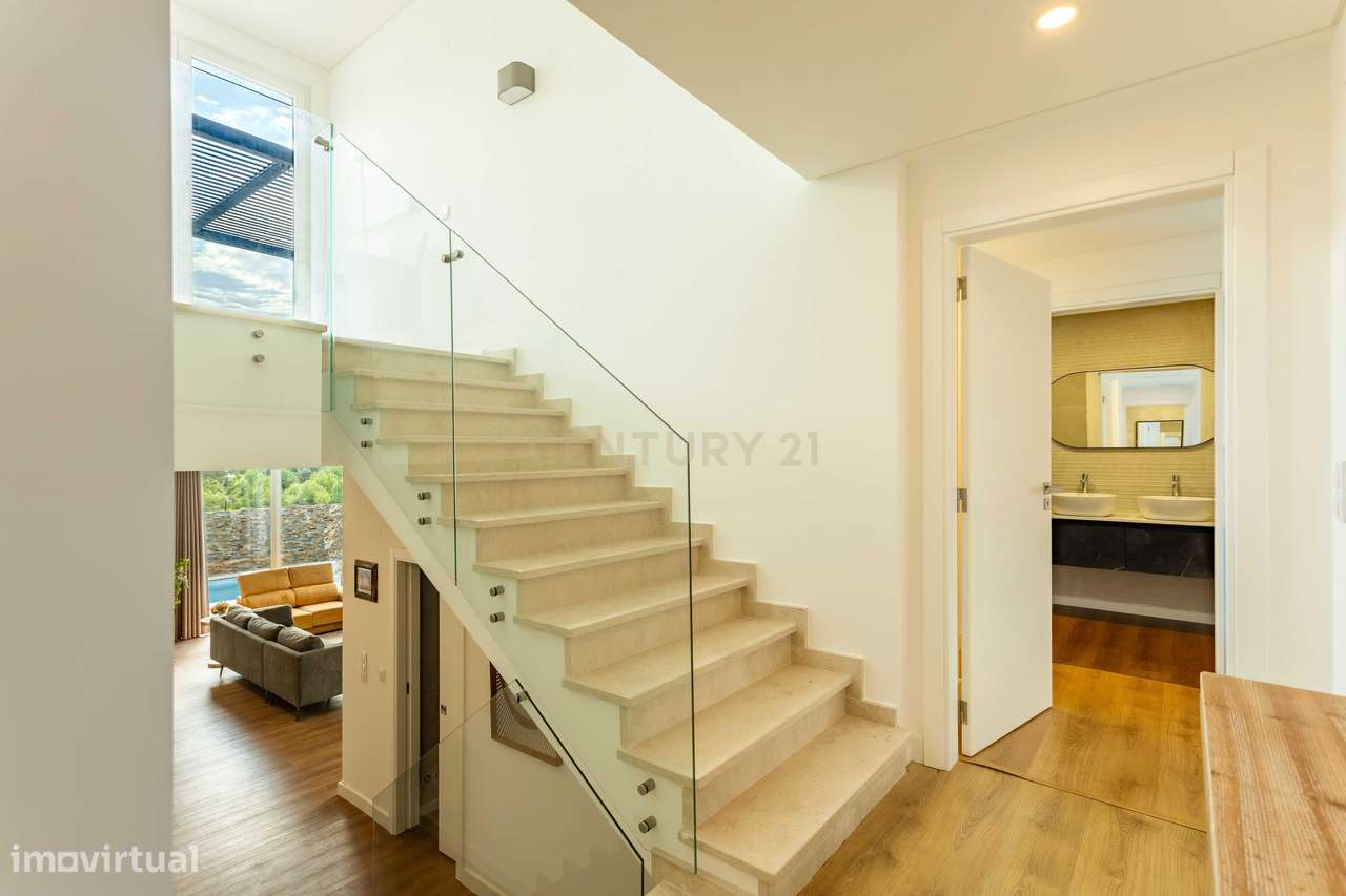 Moradia V4 isolada de arquitetura contemporânea com piscina, com vista-21