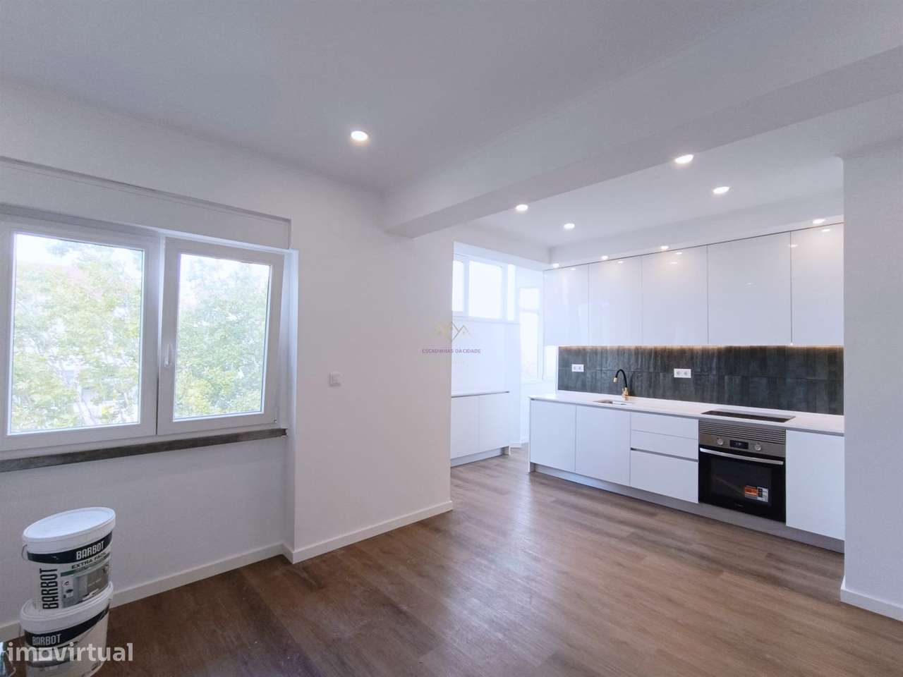 Apartamento remodelado centro Amadora-14