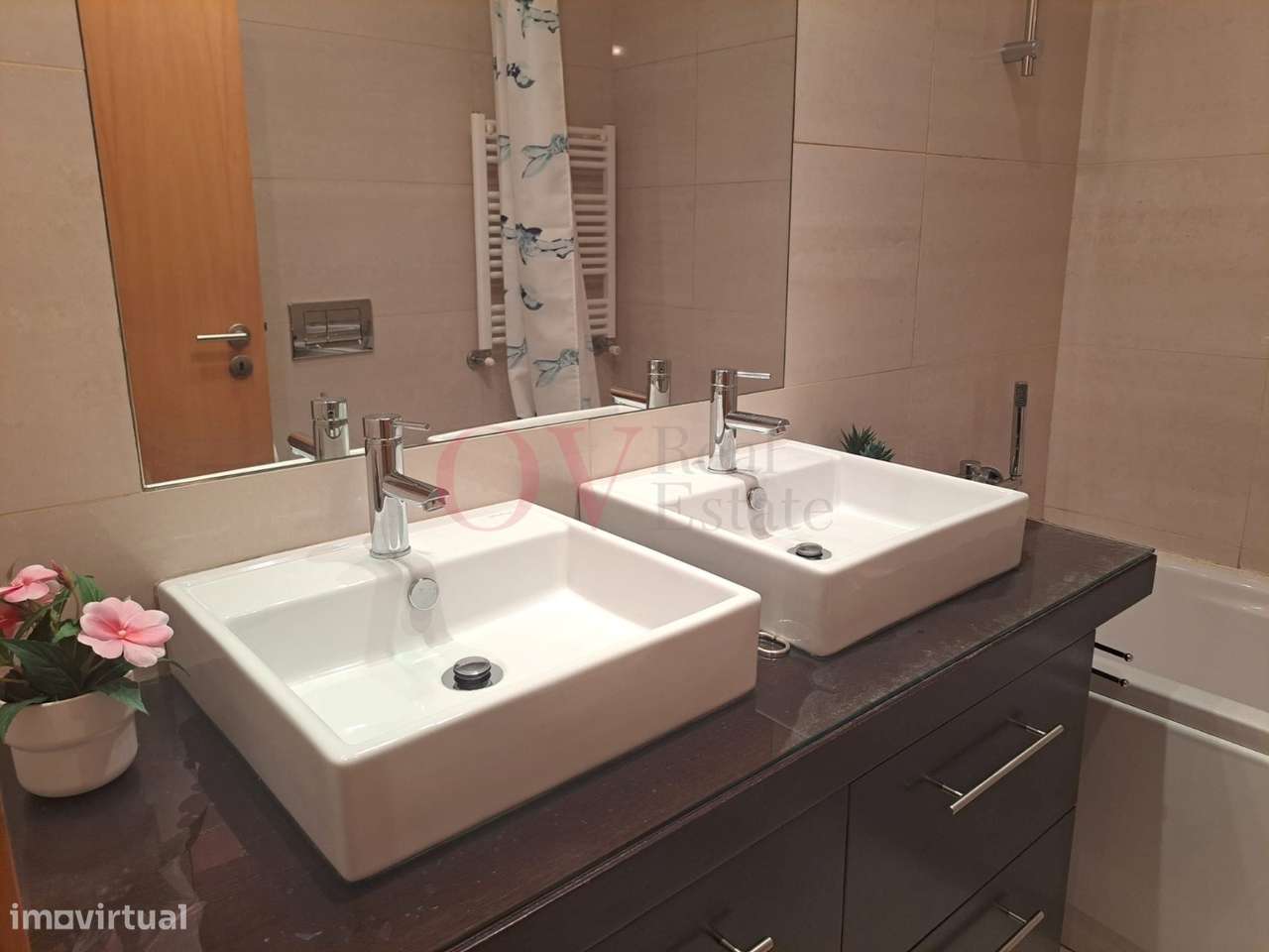 Vende-se Quintinha com moradia T4, a 2 minutos da circunvalação, junto-9