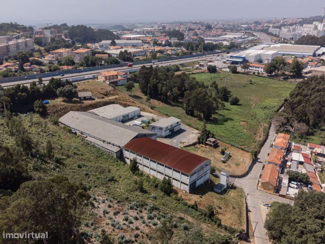Armazéns com uma área de 5.270m2, em terreno com 14.000m2.-32