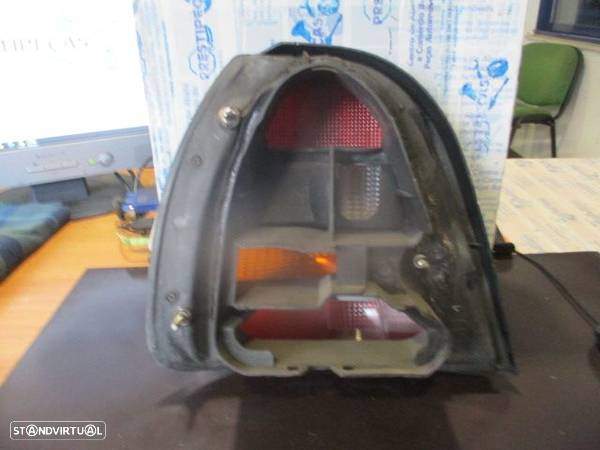 Farol Tras 220 63324 NISSAN SUNNY 1993 1.4I 82CV 5P VERMELHO DRT - 2