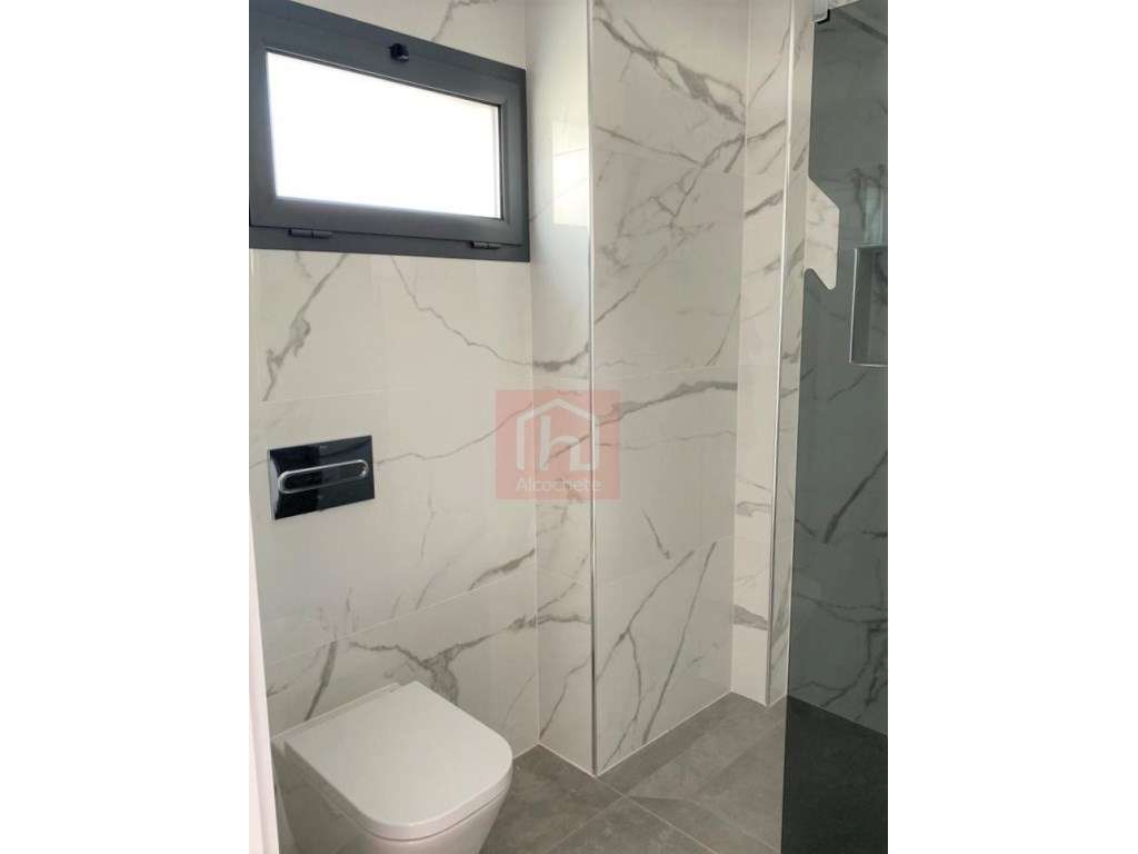 Apartamento T4 Duplex com garagem box no centro de Alcochete-32