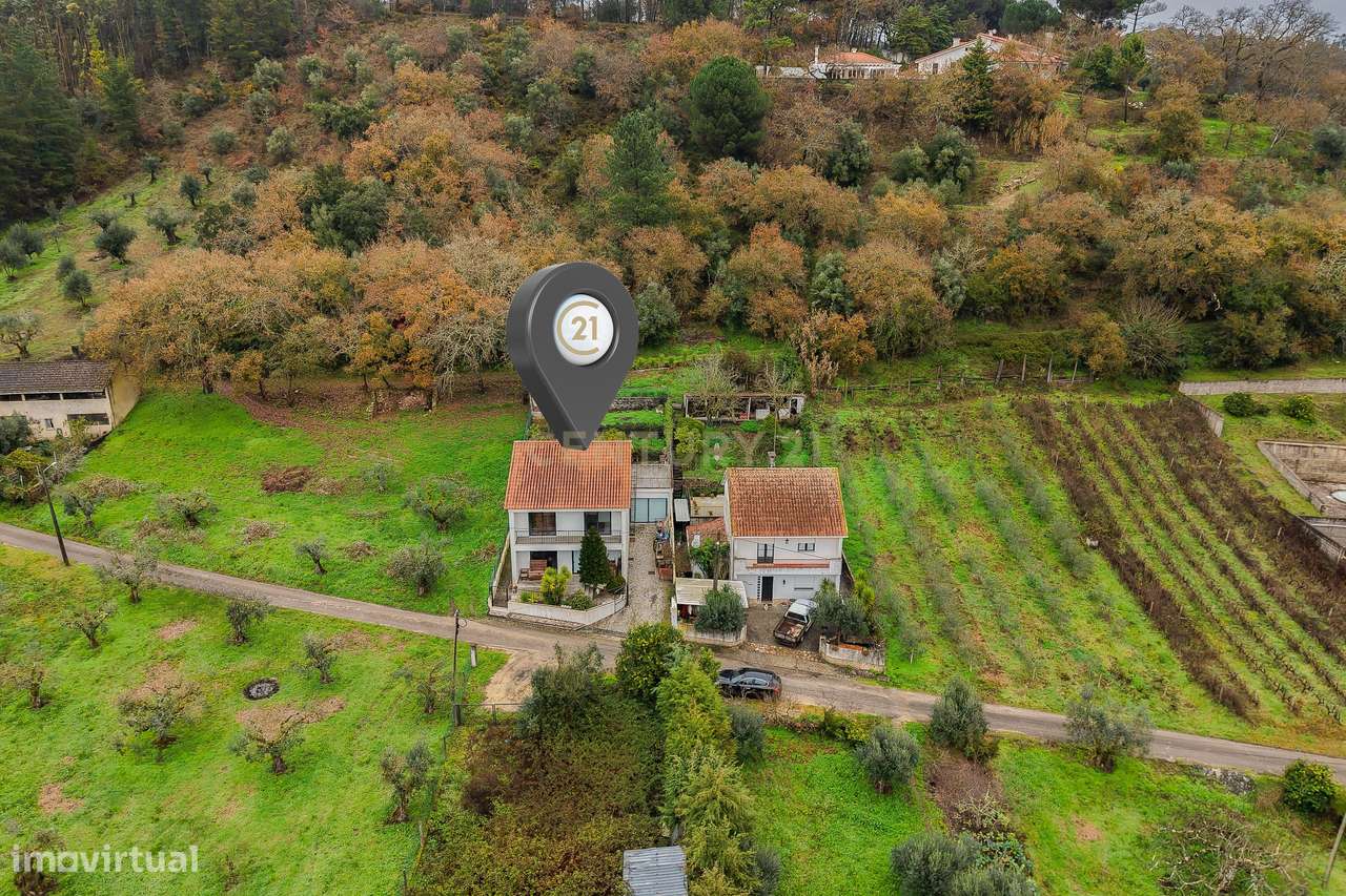 Moradia T3 de arquitetura contemporânea-22