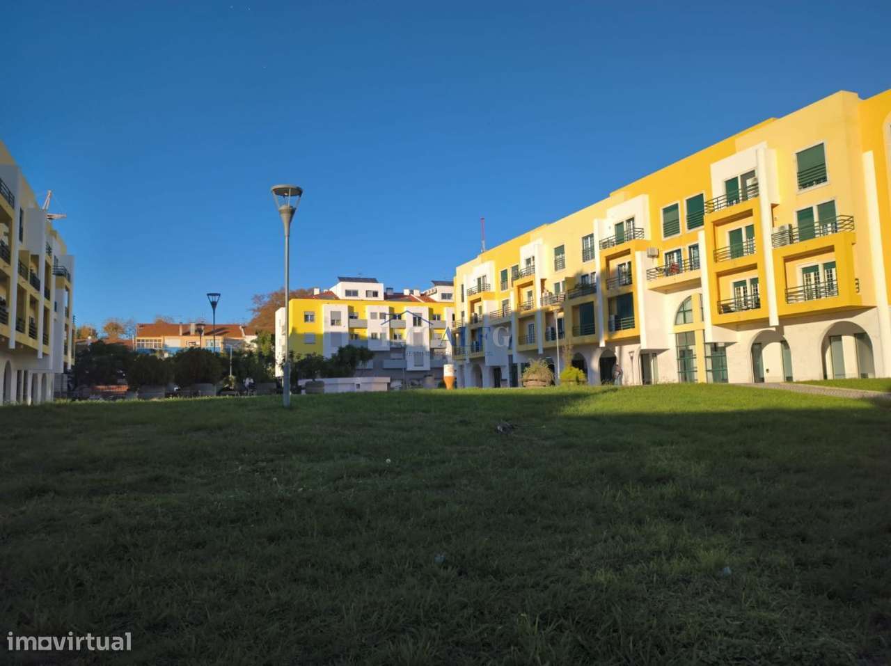 Prédio com quintal no centro do Montijo, junto a transportes-12