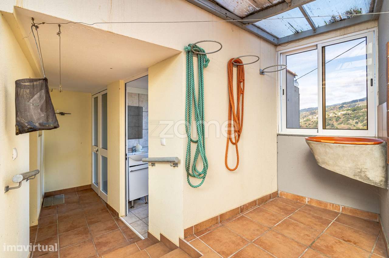 Moradia T6 na Ribeira Brava – Espaço e potencial investimento-36