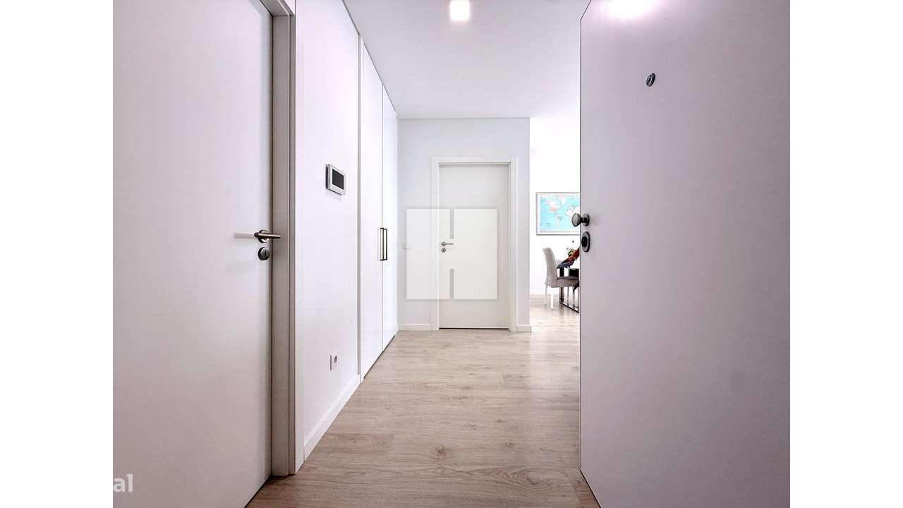 Apartamento T3 Seminovo c/ Terraço-1