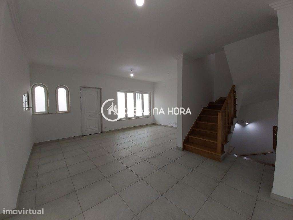 EXCELENTE MORADIA V3 + 1  3 Pisos  REMODELADA  Próximo ao Centro da...-10