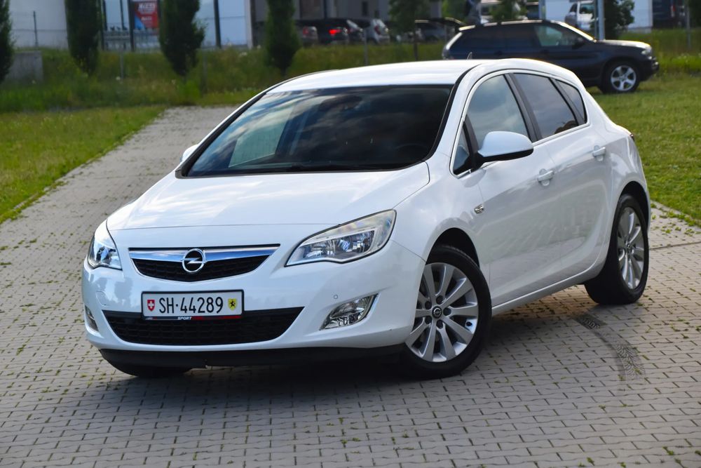 Opel Astra J 1.6 Turbo White Edition 2011