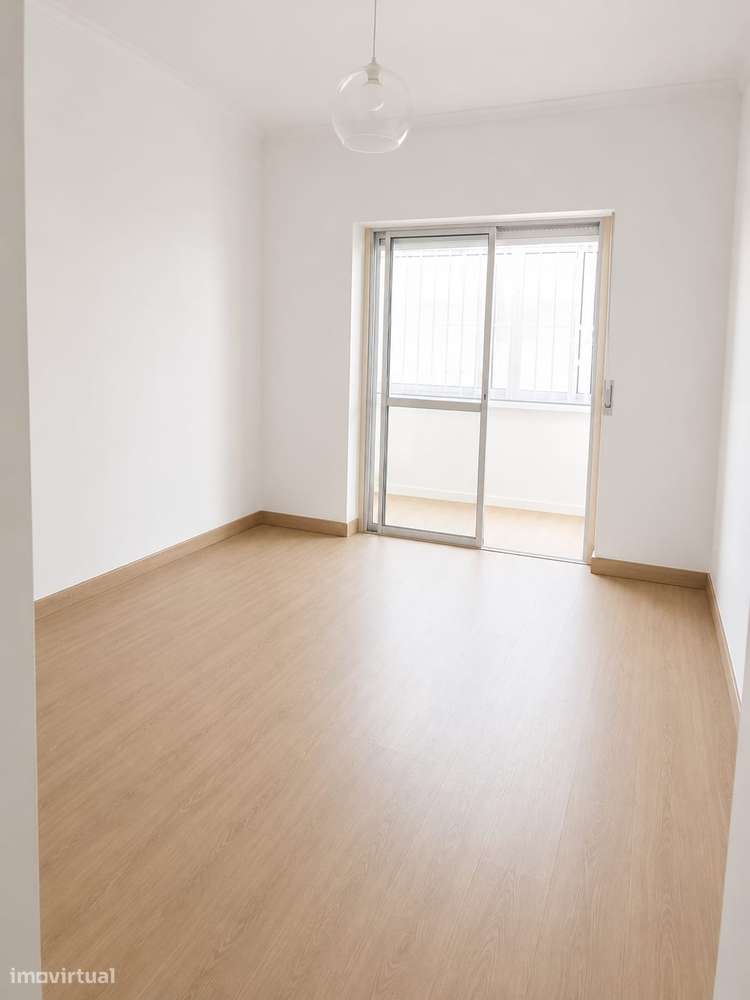 Apartamento T2 remodelado (r/c) com uma arrecadação generosa-8