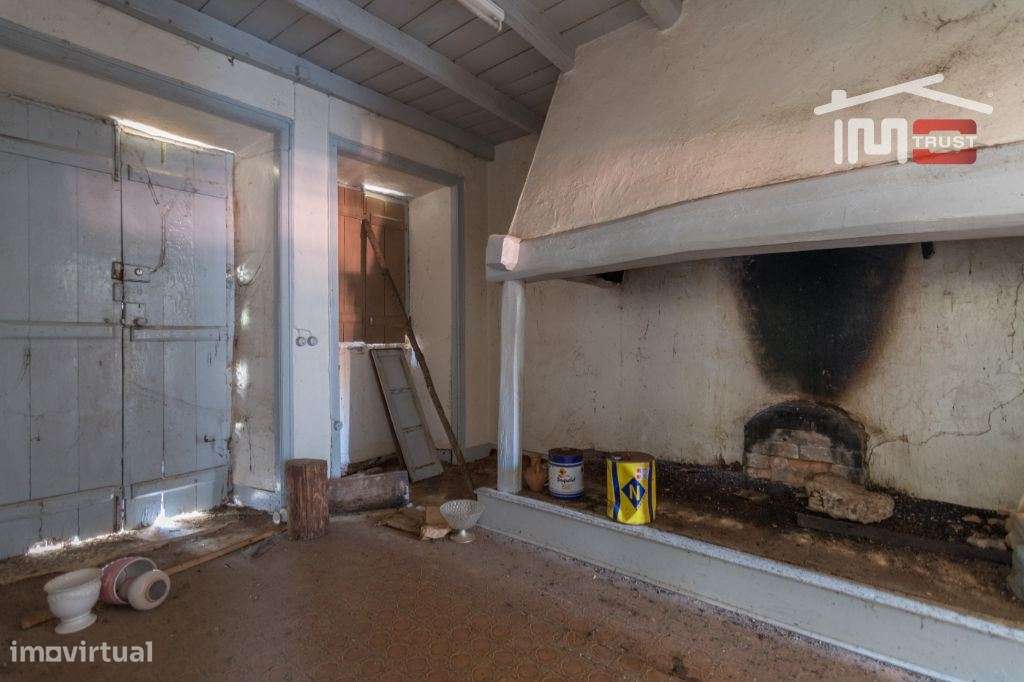 DUAS MORADIAS GEMINADAS PARA RECUPERAR EM DEMO COM AREA DE 2500 M2 - Grande imagem: 4/28