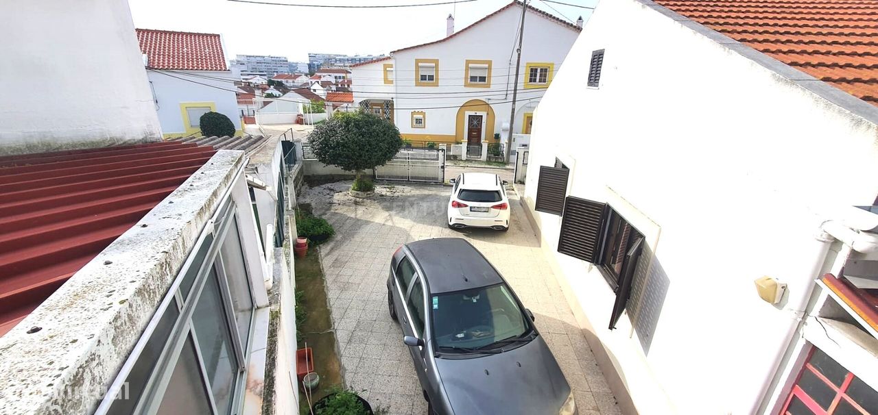 Moradia no Bairro - Cova da Piedade na rua Rio da Prata concelho de  A