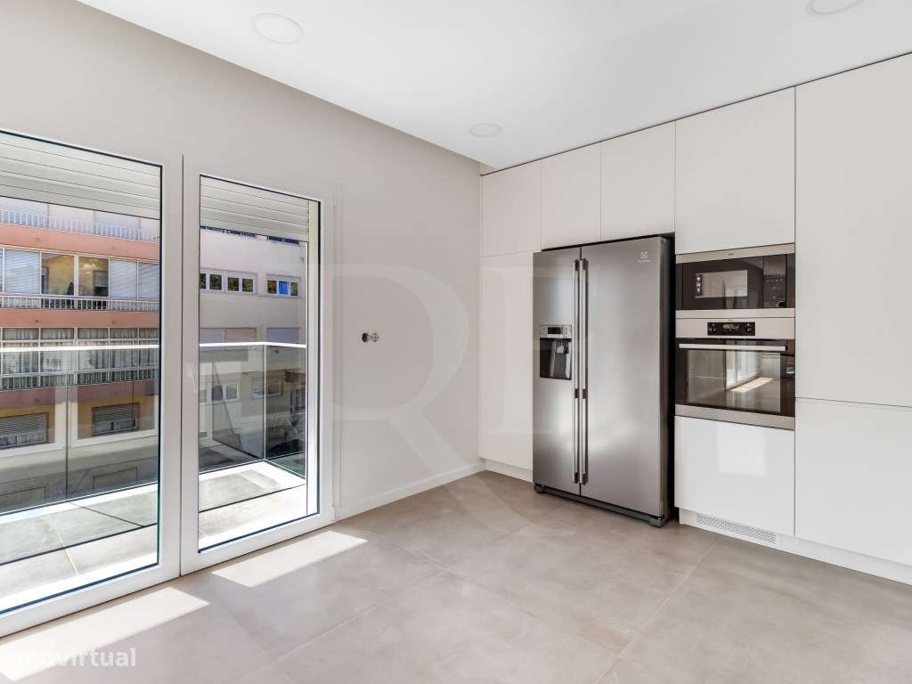 Apartamento T4 com Varanda junto à praia com vista Mar-6