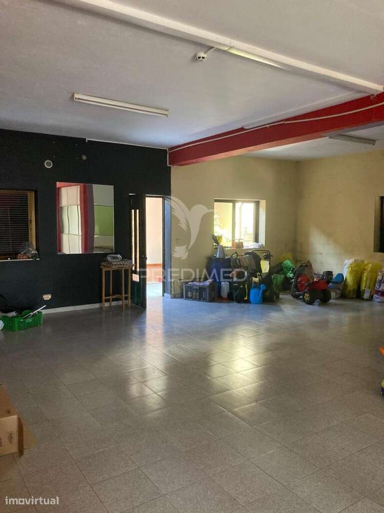 Loja no R/C de uma habitação para arrendamento - Espaço amplo e ver... - Grande imagem: 2/4