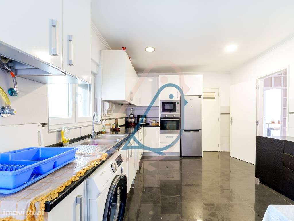 Excelente Oportunidade de Investimento: Moradia Bi-Familiar com Ter... - Grande imagem: 3/48