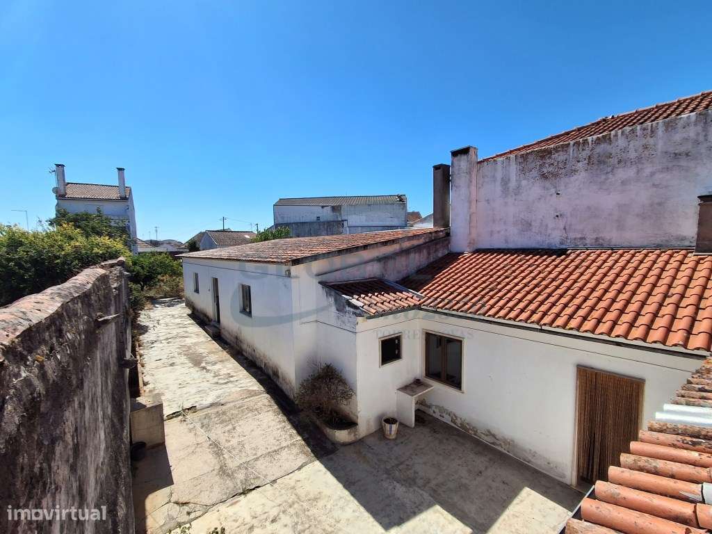 Moradia T3 no Centro de Vila Moreira - com logradouro, anexos e fre...-5