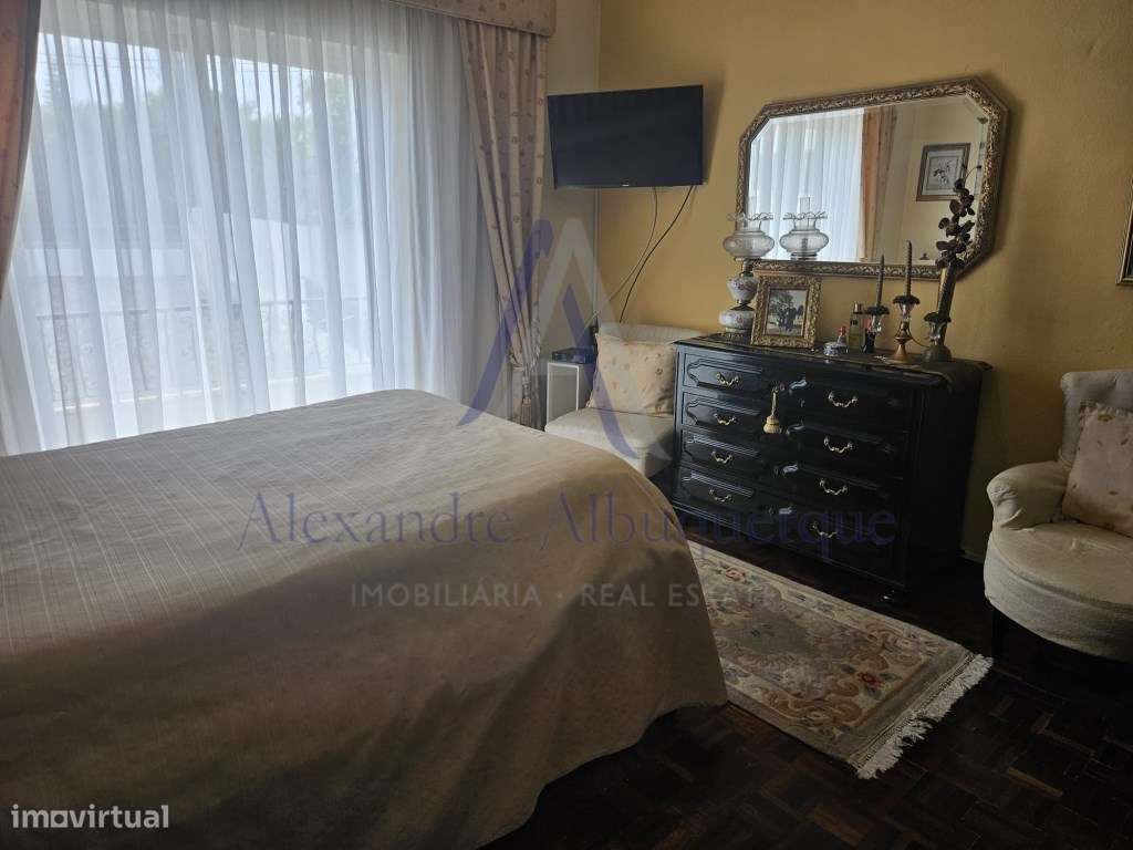 Moradia com anexo e espaço comercial.-17