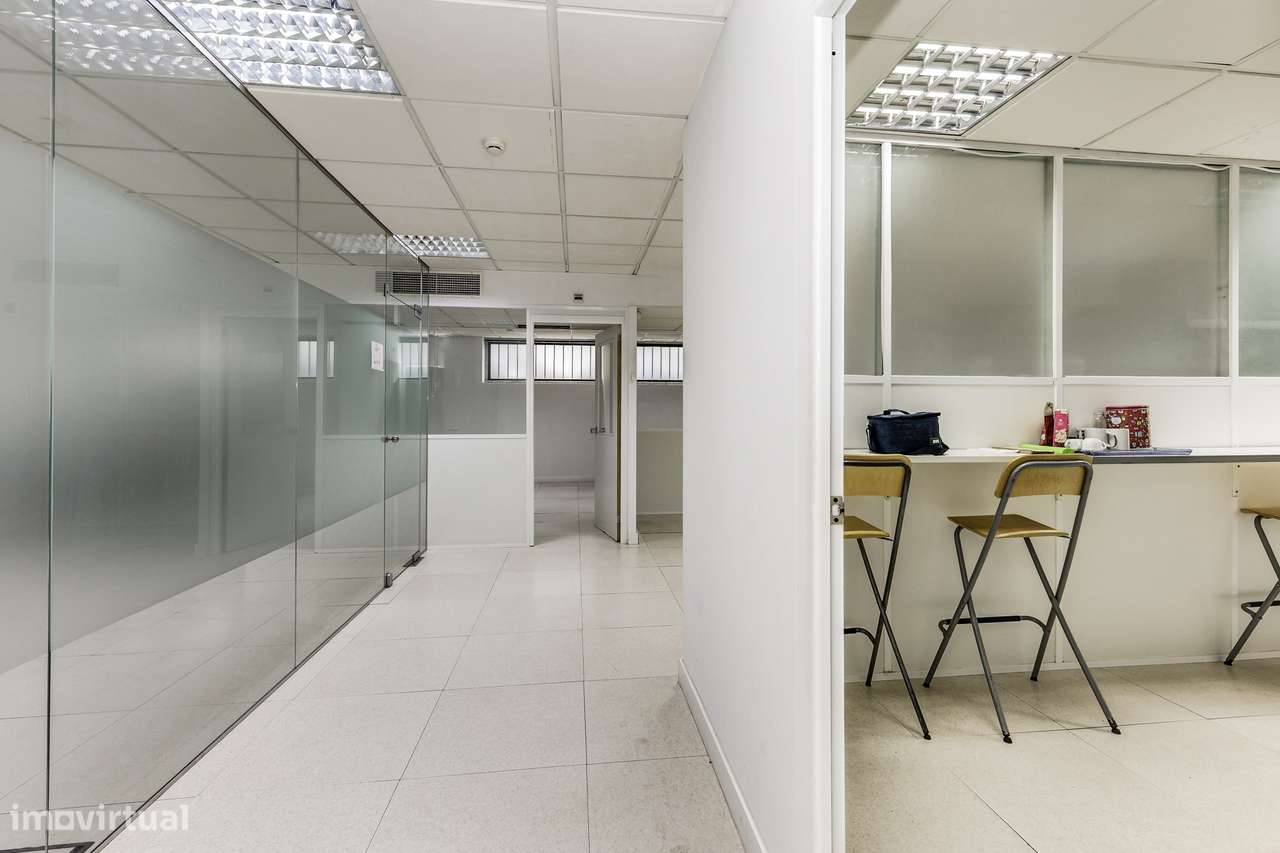 Espaço comercial 550 m² | Escritório + Loja + Armazém | Dois acessos-21