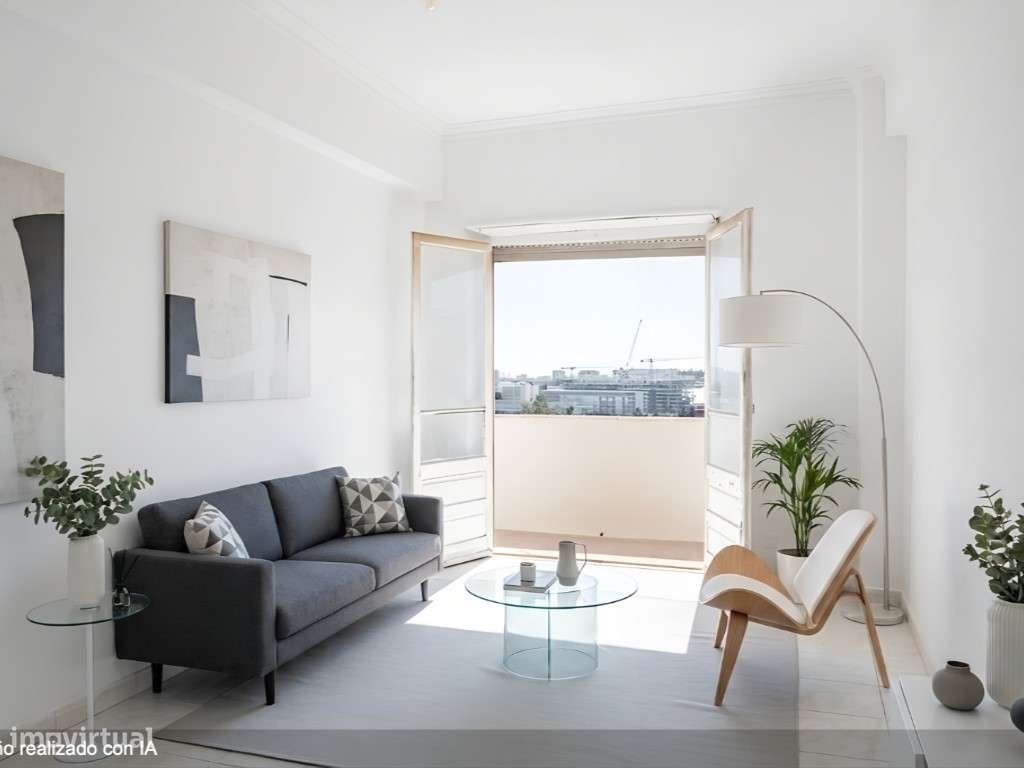 T2 em Benfica para Remodelação com Vista Panorâmica sobre Lisboa-0