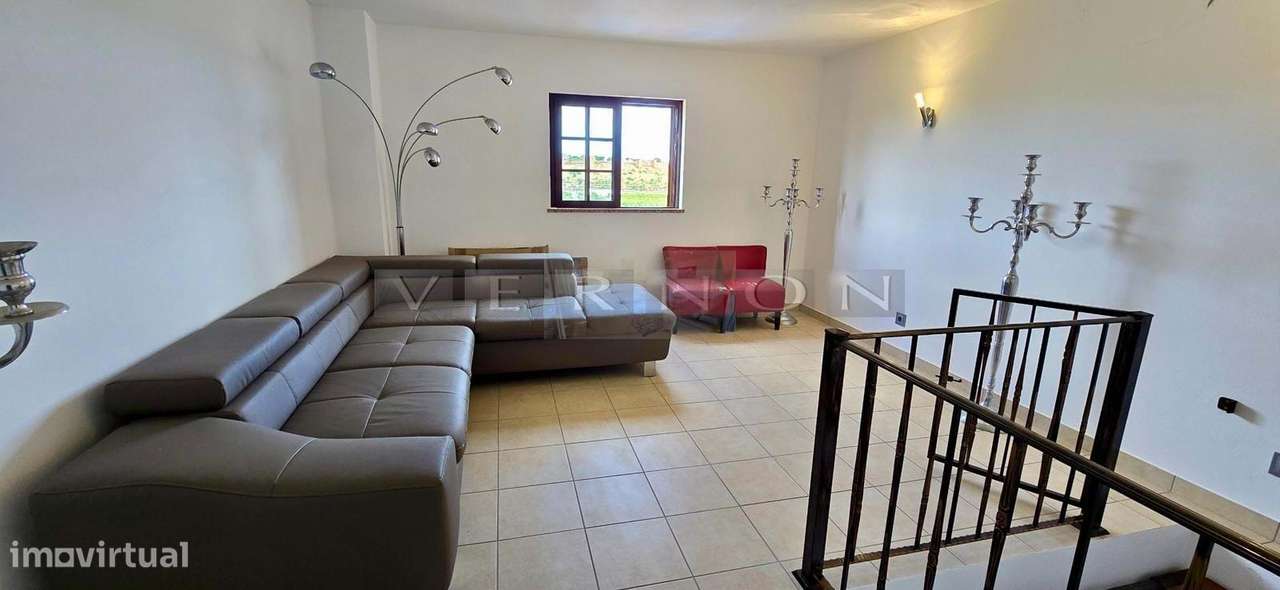 Moradia em Banda Duplex T2+2 com Piscina Privada e Garagem Dupla | Si-13