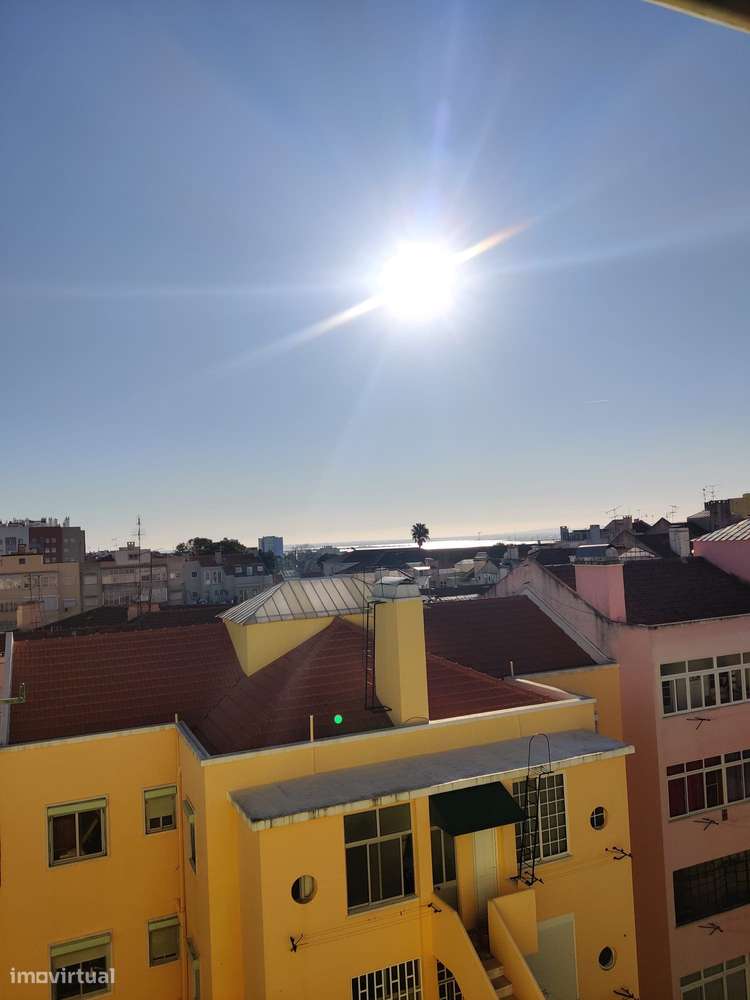 T2 remodelado com vista para o rio Tejo na Penha de França. - Grande imagem: 2/24