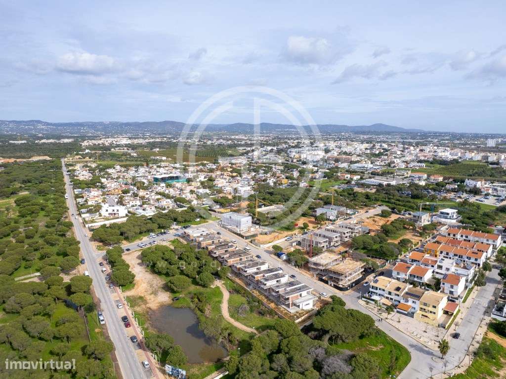 Moradia em T4 em banda em Faro-17