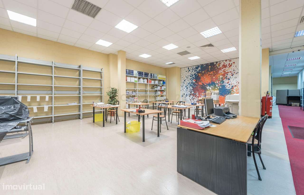 Armazém com Escritórios para Venda – 776 m² | Parque Empresarial em Si-16