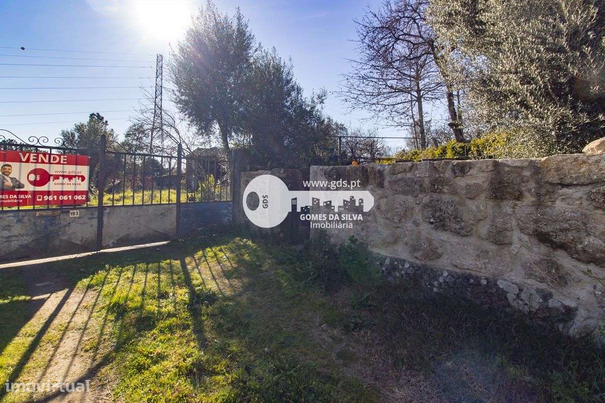 Duas moradias para restauro em Lago-18