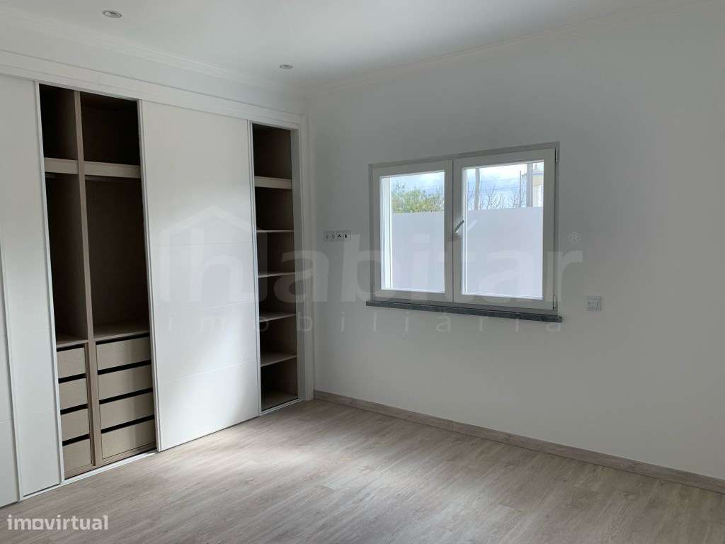 Moradia NOVA com Garagem e Piscina-9