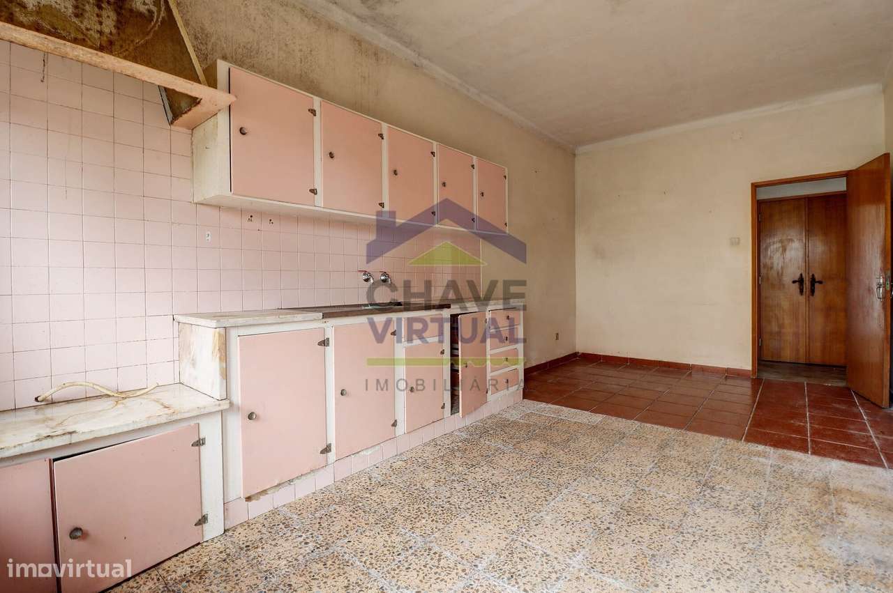 Moradia V4 com Quintal e Sõtão - Centro Bombarral-30