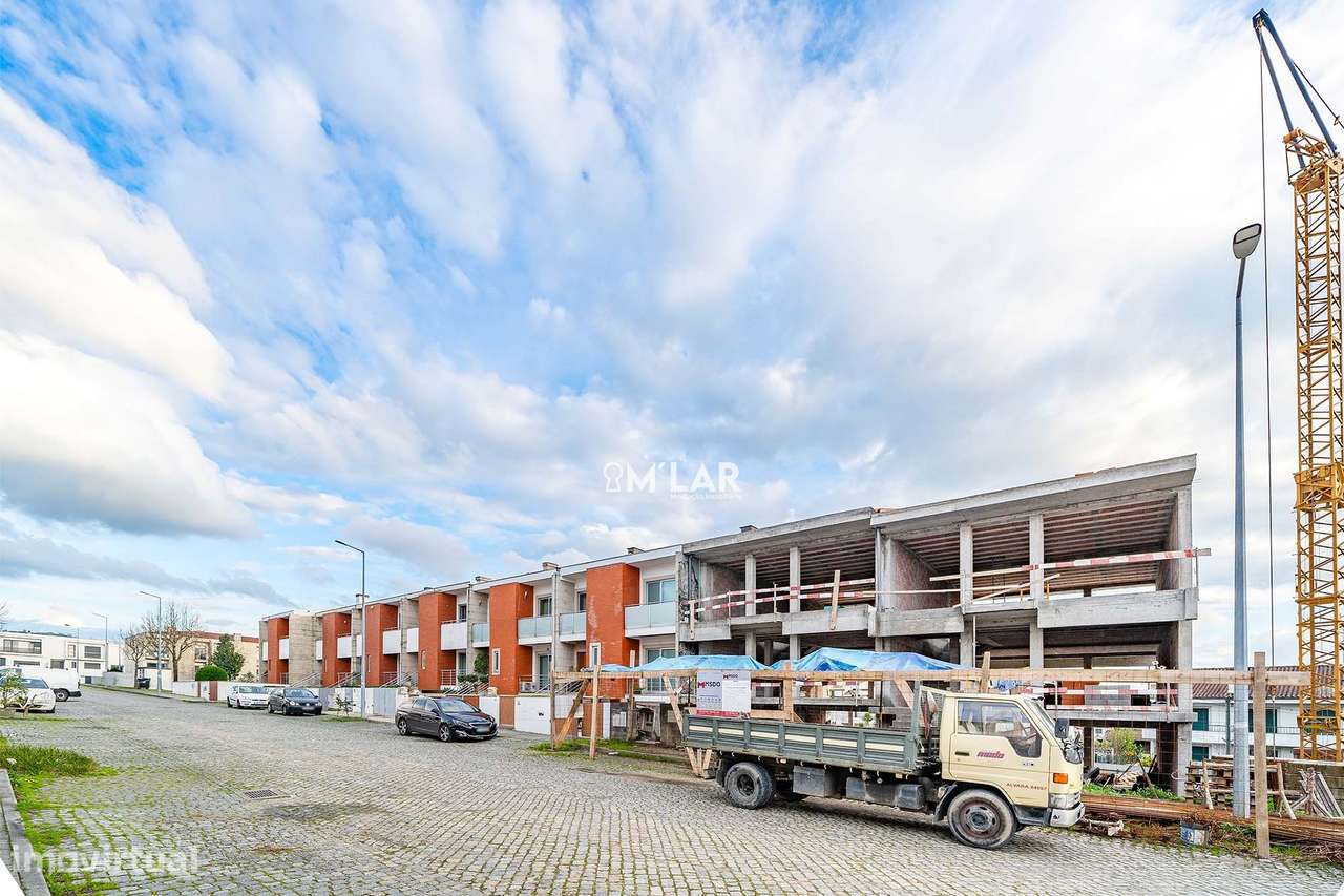 Moradia T3+1,  de gaveto, em Merelim S. Pedro – Braga-12