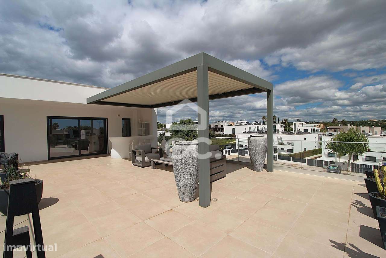 Moradia T3 com piscina, terraço e garagem ampla em Alcantarilha-10