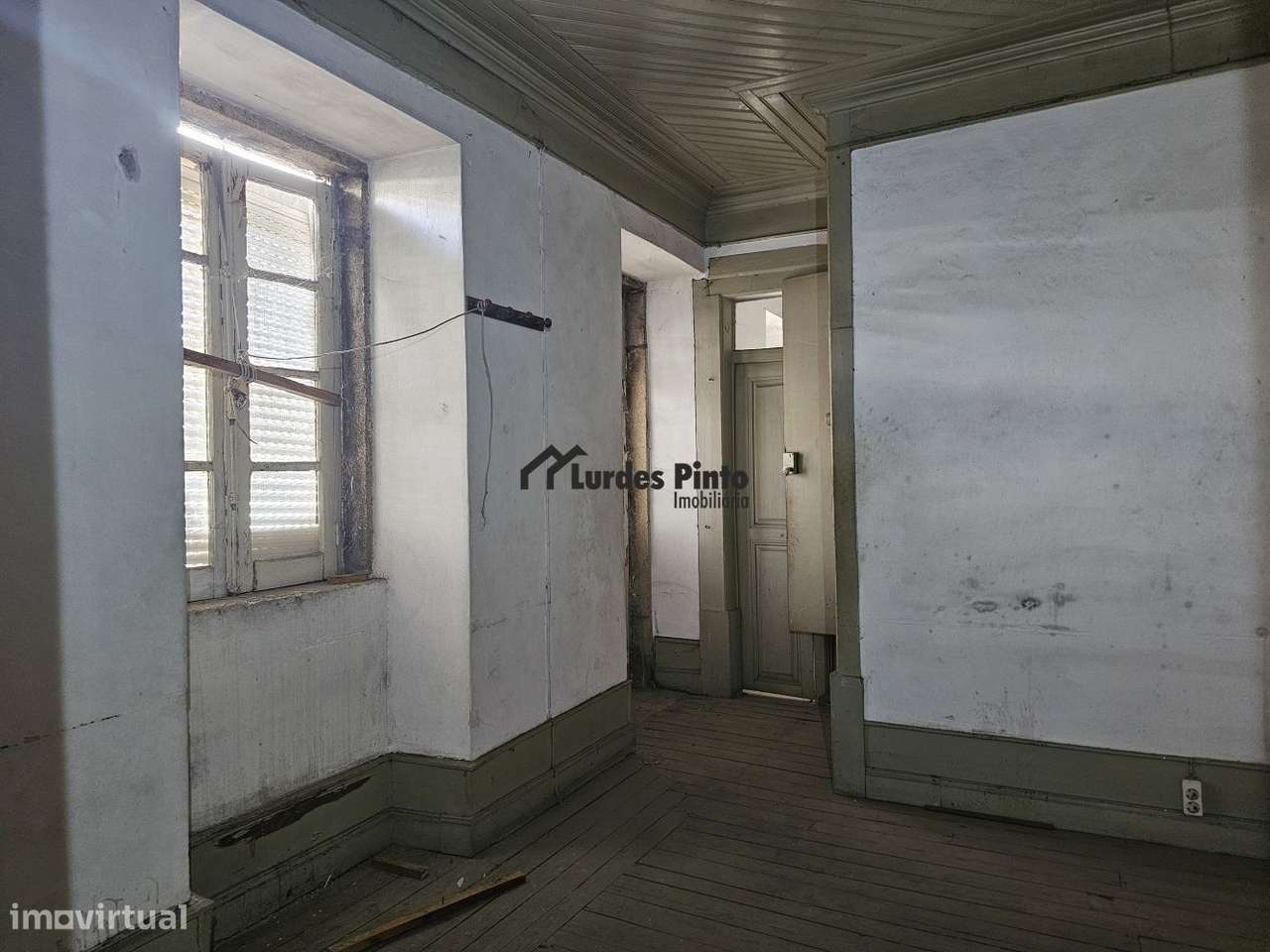 Moradia com possibilidade de seis T1-8