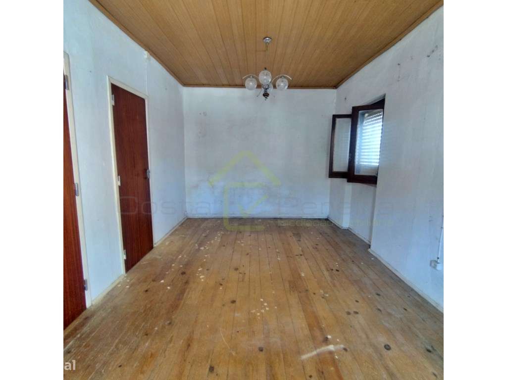 Moradia para renovação no centro de Monte Redondo-9