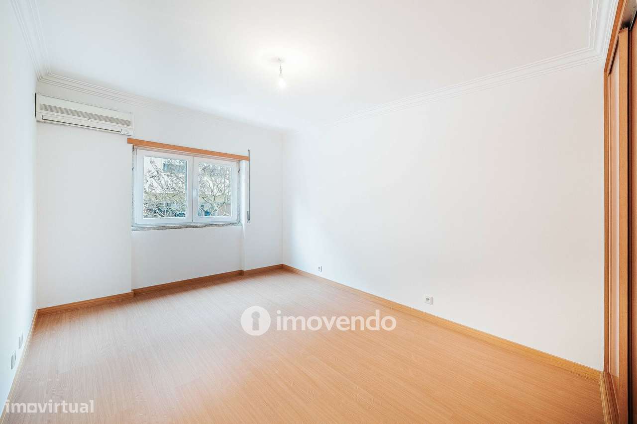 Apartamento T3, com terraço e arrecadação, em Mem Martins-29
