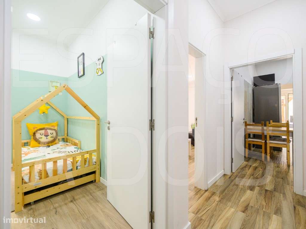 Amadora Centro | T3 Remodelado com 2 Suites e um Fantástico Logrado...-53