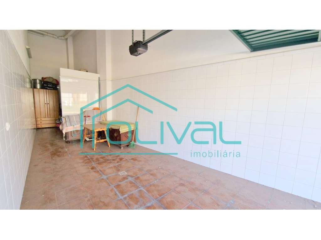 T4 com Arrecadação e Garagem Box no Centro de Benavente - Excelente...-35