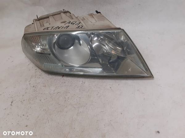 .  PRZOD PRZEDNIA LAMPA PRAWA SKODA OCTAVIA II - 2