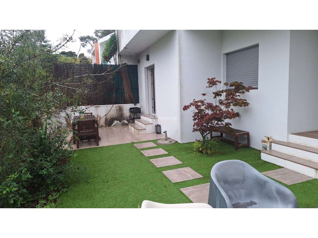 Moradia T5 Remodelada com Painéis Fotovoltaicos - Monte Santos, Sintra-0